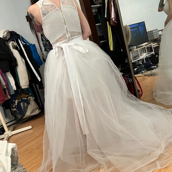 Stunning wedding dress. Comes with two pieces, fitted guess dress - Picture 4 of 4